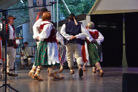 Piąty dzień Tygodnia Kultury Beskidzkiej w Wiśle - występy w wiślańskim amfiteatrze - Zespół Dudoski z Międzyrzecza Górnego